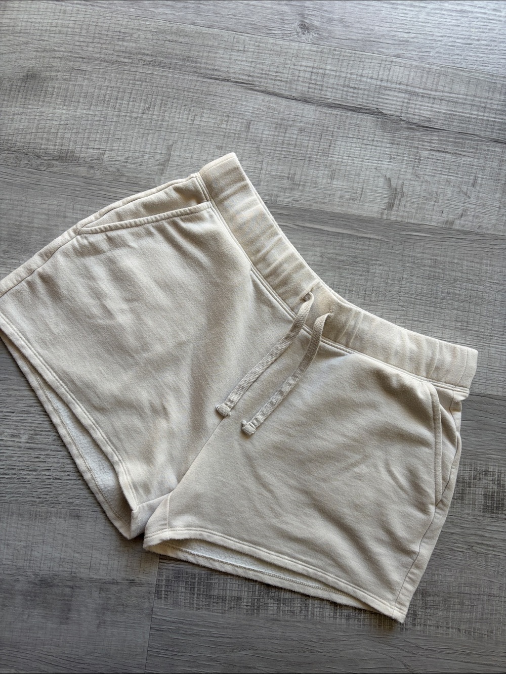 Quince Supersoft Fleece Shorts in Off-White, Size S.